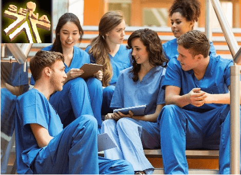 Estudia Enfermería en el Sena.